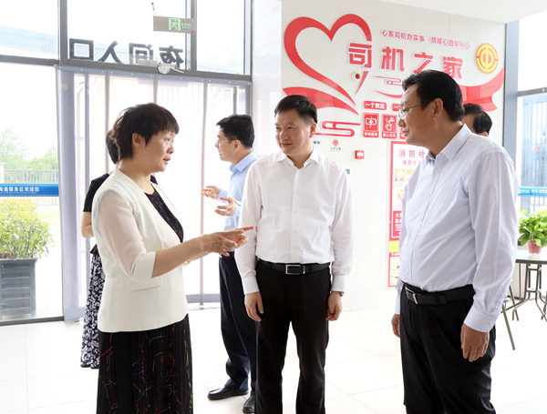 张宝娟带队在盐城开展《中华人民共和国工会法》执法检查