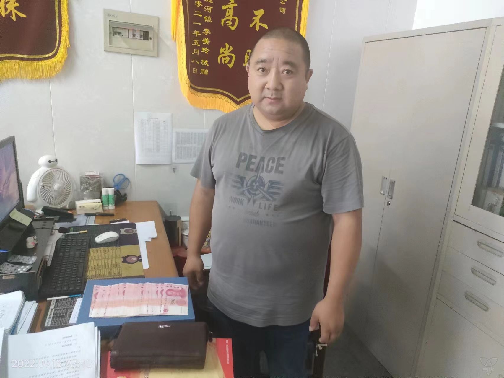 裕源居委会居民谢在东拾金不昧获赞扬